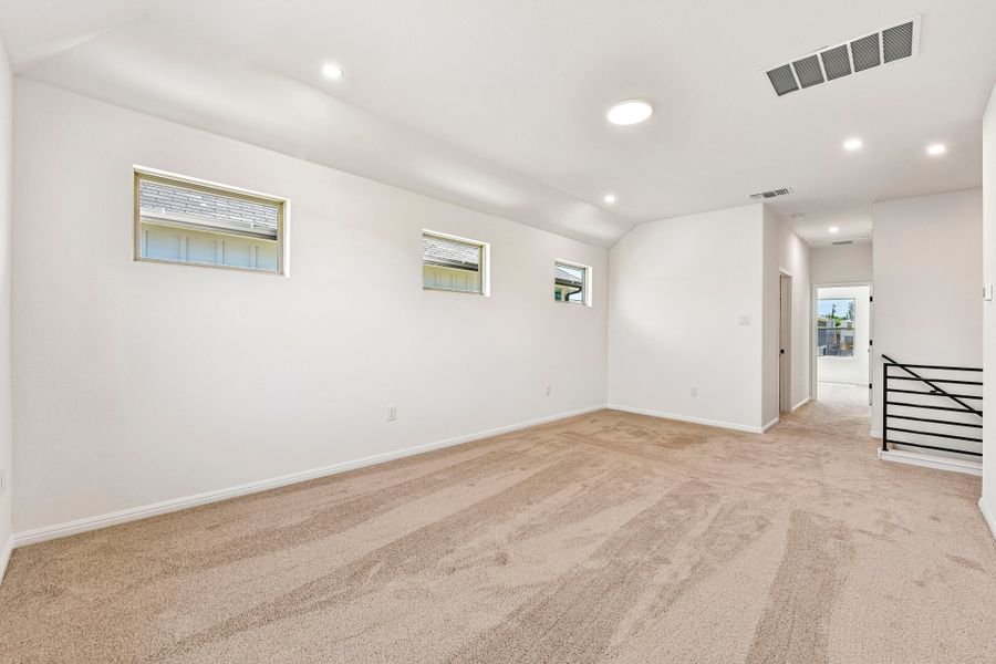 Spacious, unfurnished interior of a new home in Crosswinds, Kyle (Image 17).