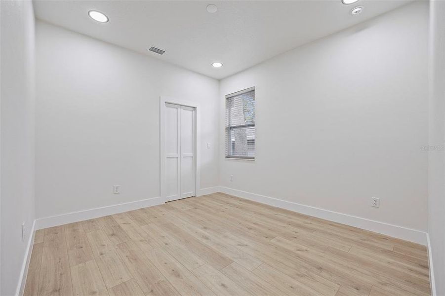 Spacious, unfurnished interior of a new home in , Tampa (Image 23).