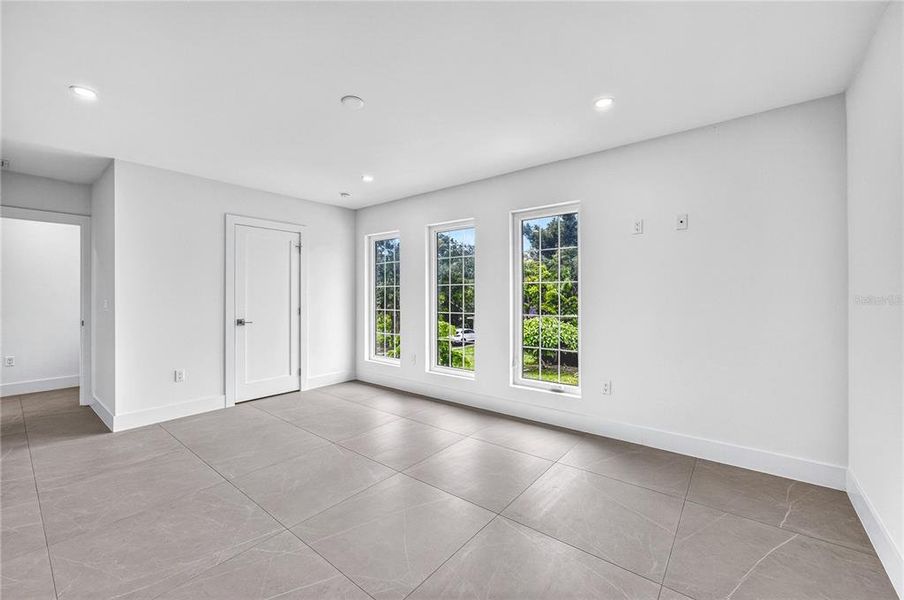 Spacious, unfurnished interior of a new home in , Sarasota (Image 23).