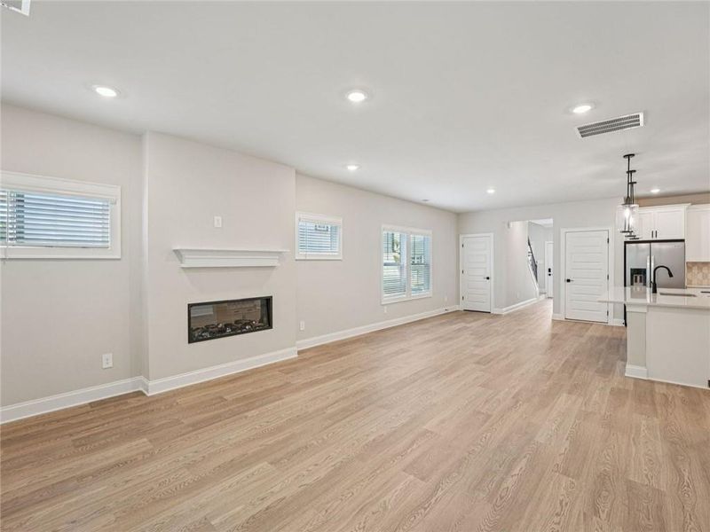 Spacious, unfurnished interior of a new home in Hawthorne Station, College Park (Image 8).