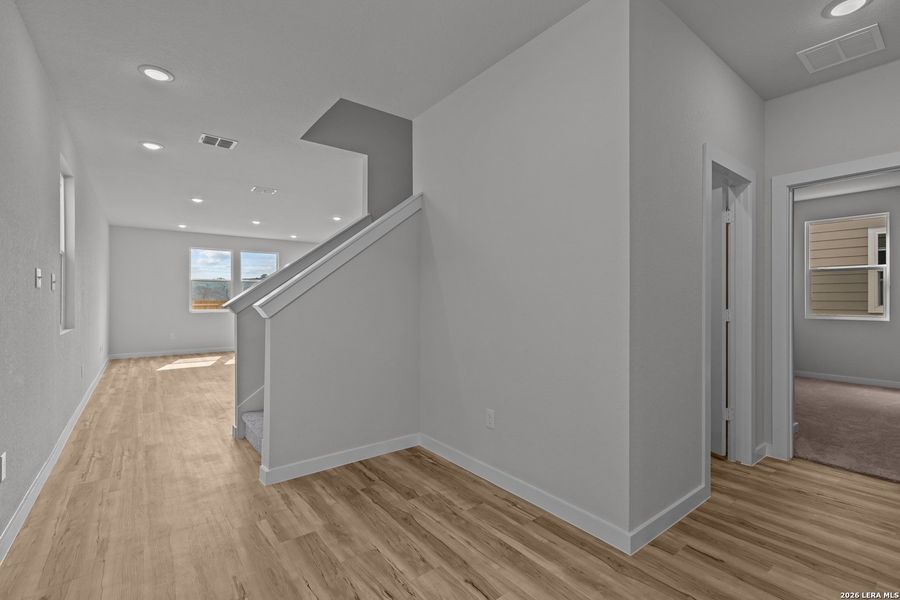 Spacious, unfurnished interior of a new home in Spring Creek, San Antonio (Image 13).