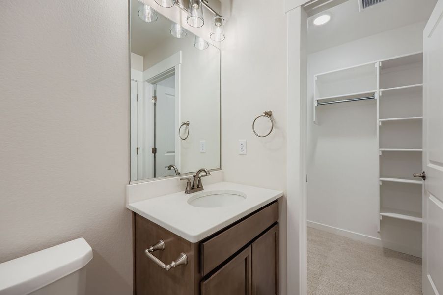 8060 Manor House - Full Bathroom