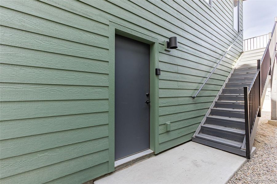 Single oversized garage w/stairs up to ADU