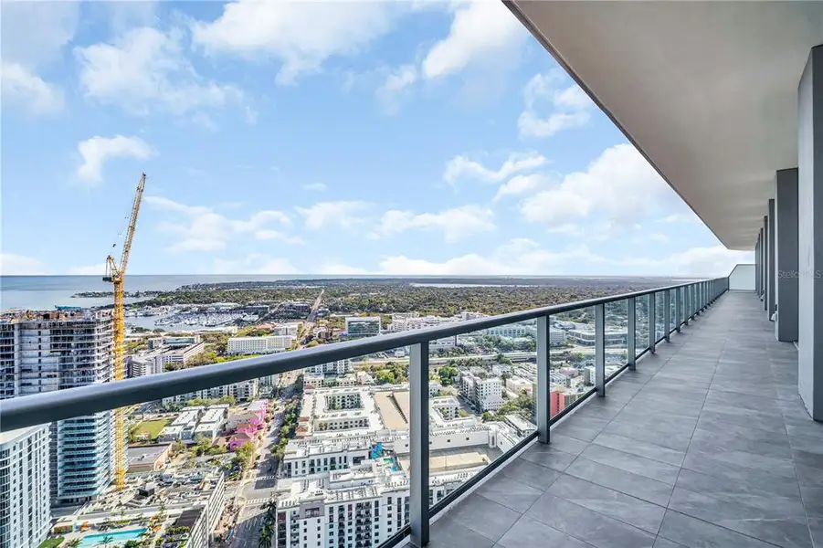 Condo located in St. Petersburg, FL showcasing its design and architecture (Image 3).