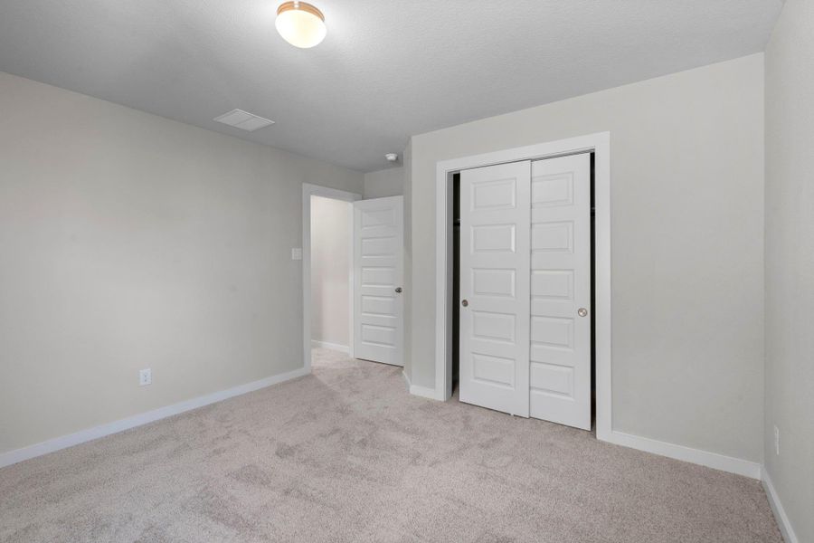 Spacious, unfurnished interior of a new home in Barton Creek Ranch, Conroe (Image 16).