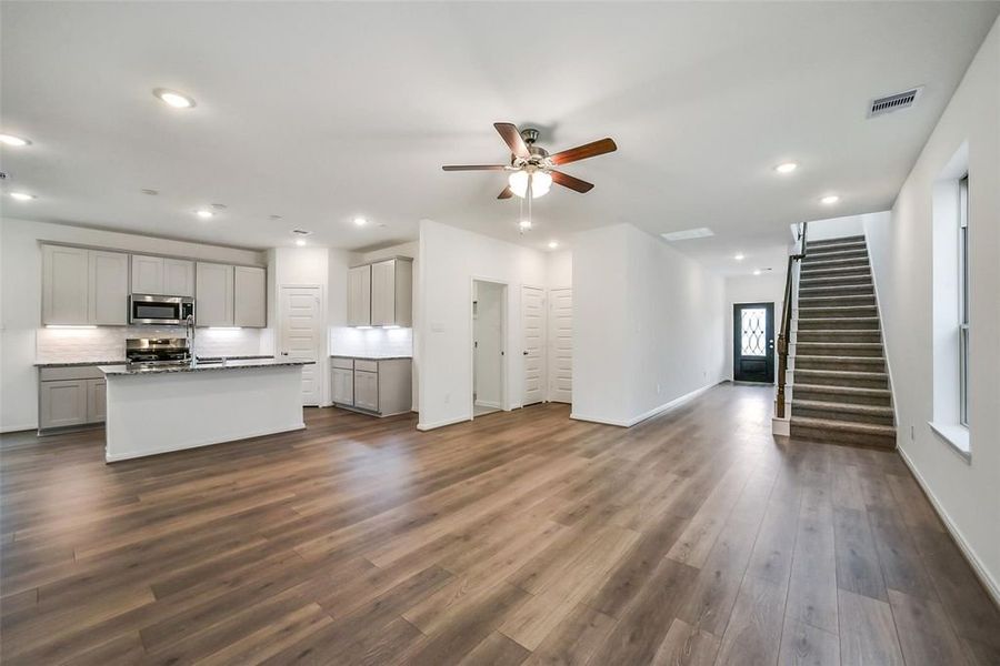 Spacious, unfurnished interior of a new home in Anderson Lake, Houston (Image 5).