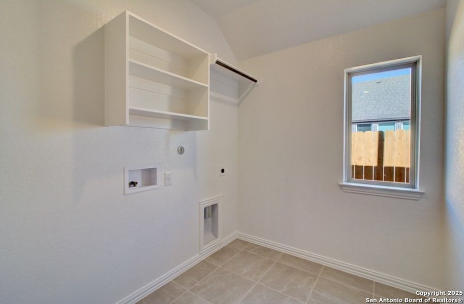 Spacious, unfurnished interior of a new home in Meyer Ranch - Enclave, New Braunfels (Image 13).