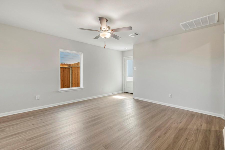 Spacious, unfurnished interior of a new home in Wayside Village, Houston (Image 7).