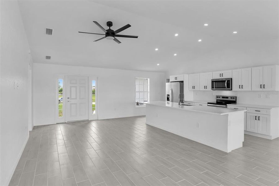 Spacious, unfurnished interior of a new home in , Cape Coral (Image 24).
