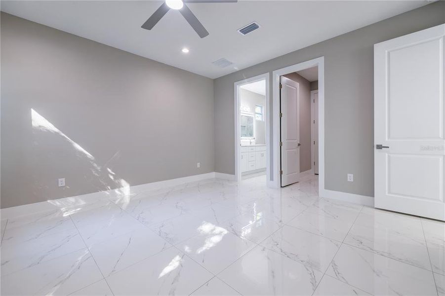 Spacious, unfurnished interior of a new home in , Tampa (Image 34).