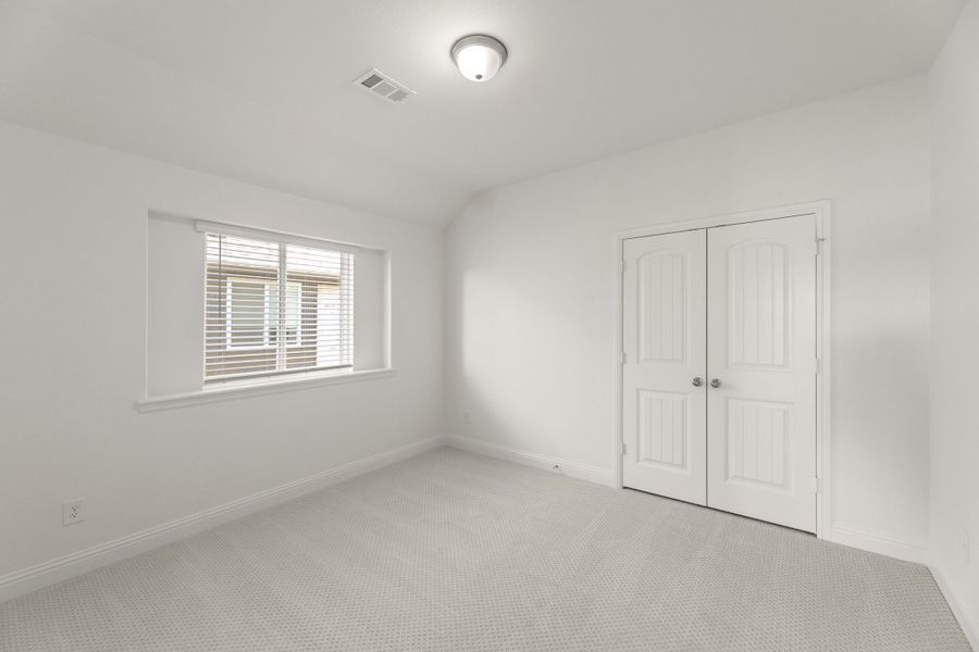Spacious, unfurnished interior of a new home in Keeneland, Aubrey (Image 40).