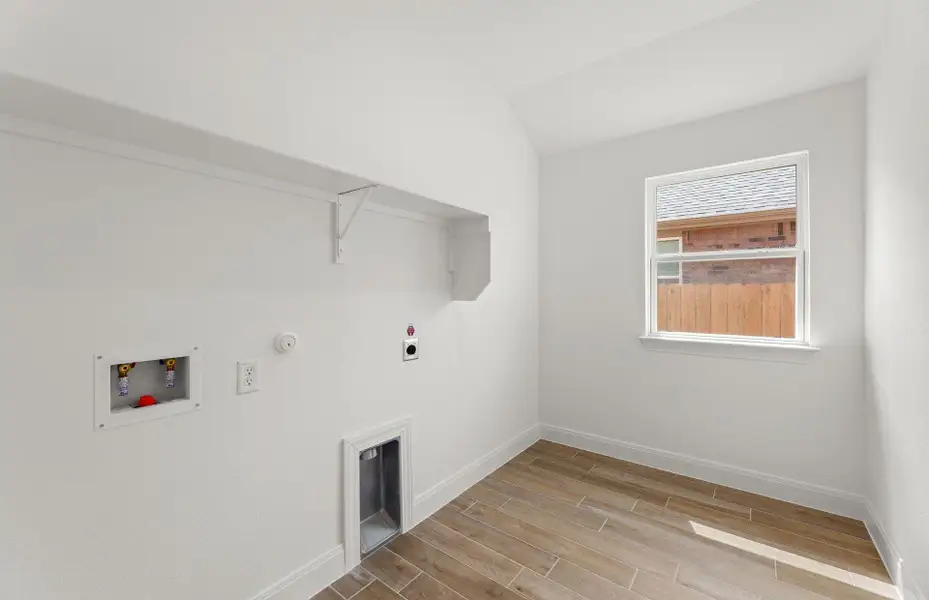 Spacious, unfurnished interior of a new home in 6 Creeks, Kyle (Image 6).