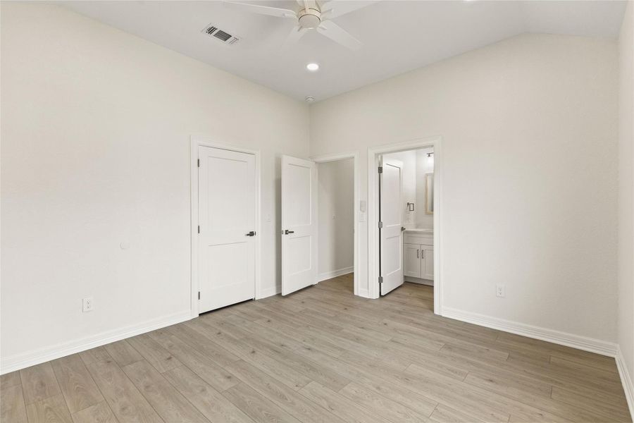 Spacious, unfurnished interior of a new home in , Freeport (Image 11).