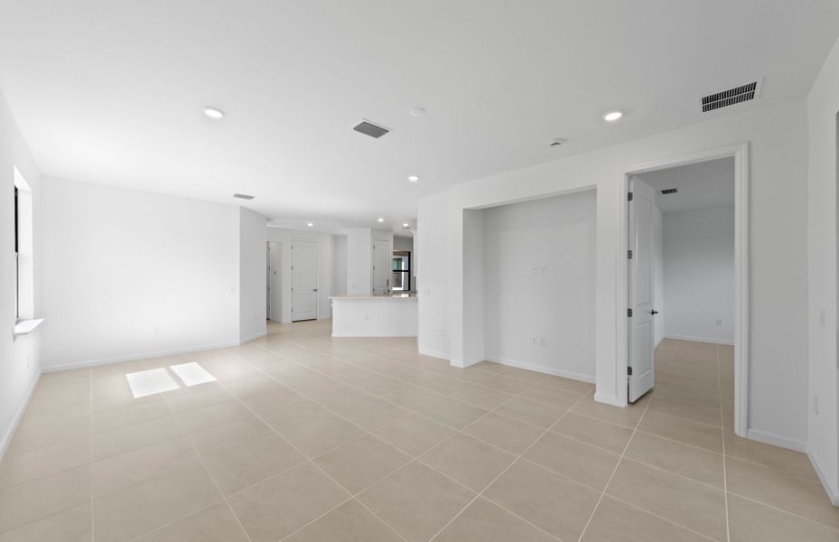 Spacious, unfurnished interior of a new home in Del Webb Naples, Ave Maria (Image 9).