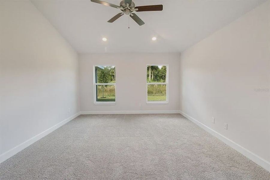 Spacious, unfurnished interior of a new home in West Oak, Ocala (Image 9).