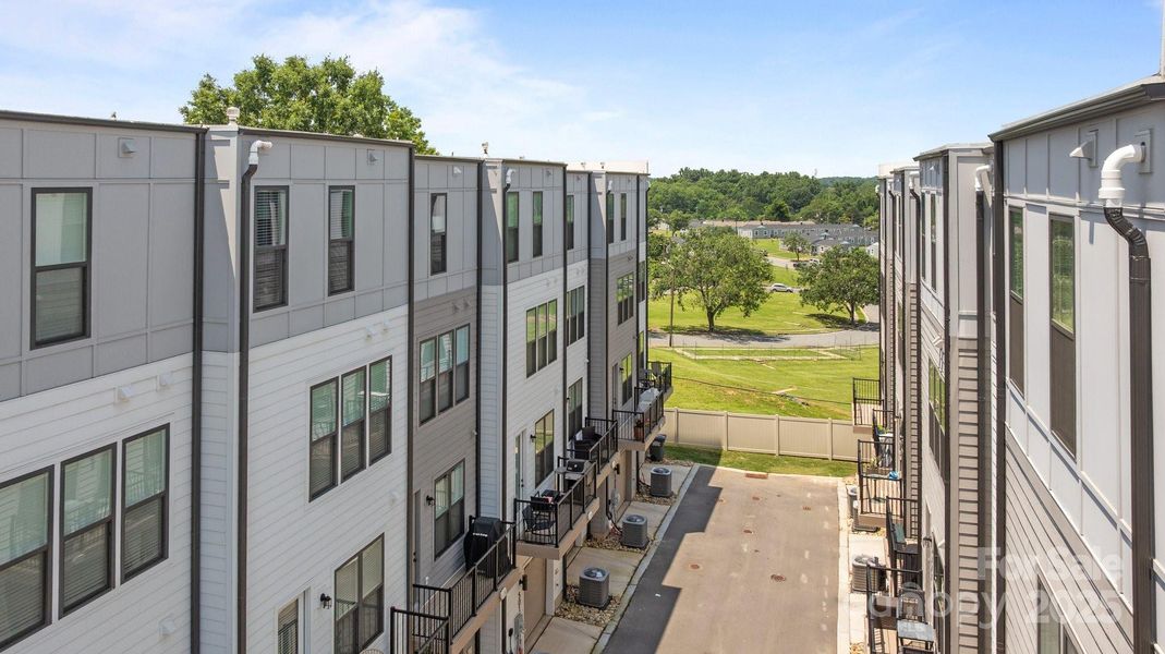 Condo located in Charlotte, NC showcasing its design and architecture (Image 5).