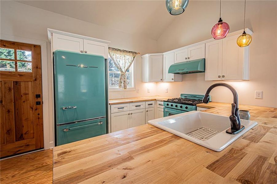 Furnished interior view inside a new home in , Dahlonega (Image 7).