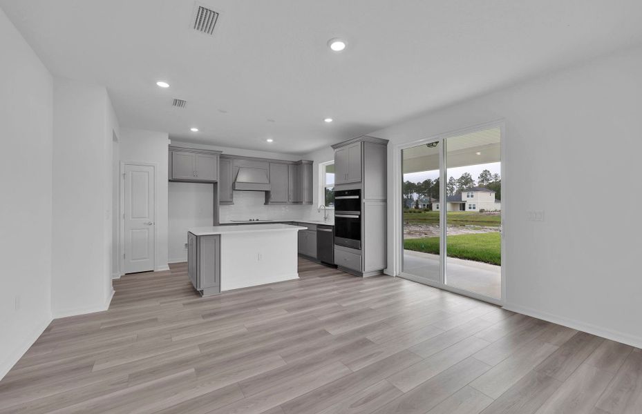 Spacious, unfurnished interior of a new home in Hyland Trail, Green Cove Springs (Image 19).