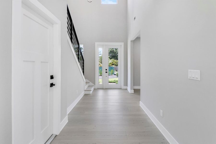 Spacious, unfurnished interior of a new home in , Jensen Beach (Image 21).