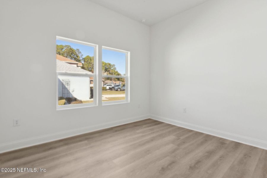 Spacious, unfurnished interior of a new home in , Middleburg (Image 33).
