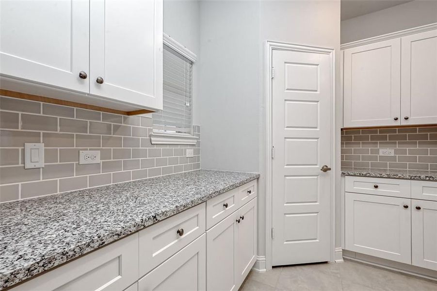 Representative furnished interior of a home built from the Plan 2500 by Adams Homes in The Bluffs at Lafayette, Freeport (Image 9).