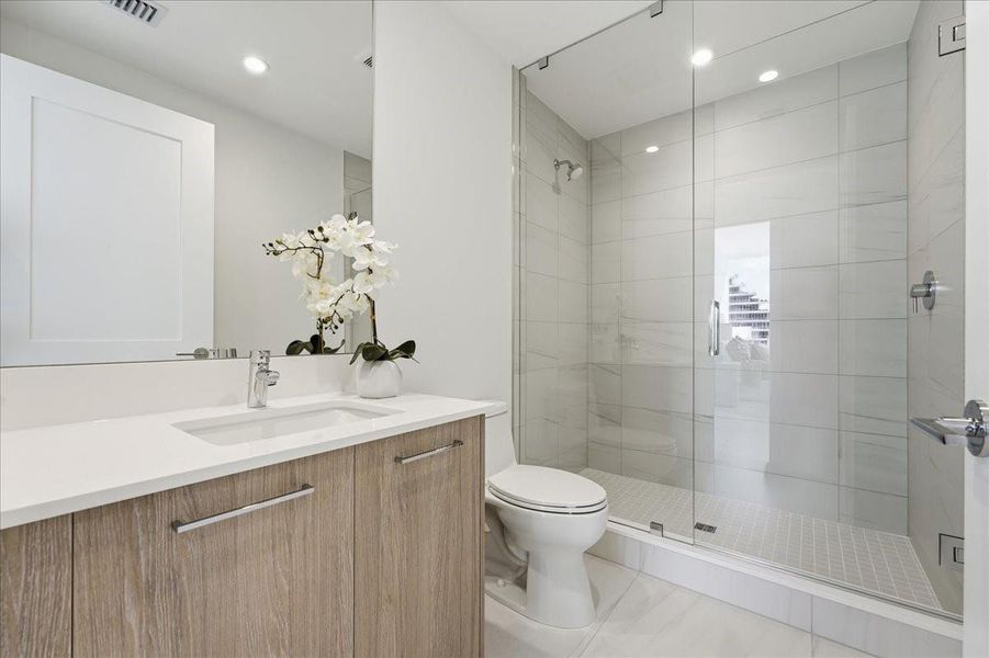 second en-suite bath