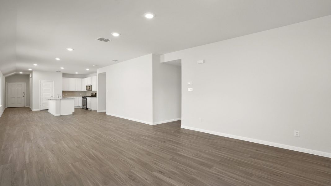 Spacious, unfurnished interior of a new home in Timber Creek, San Antonio (Image 9).
