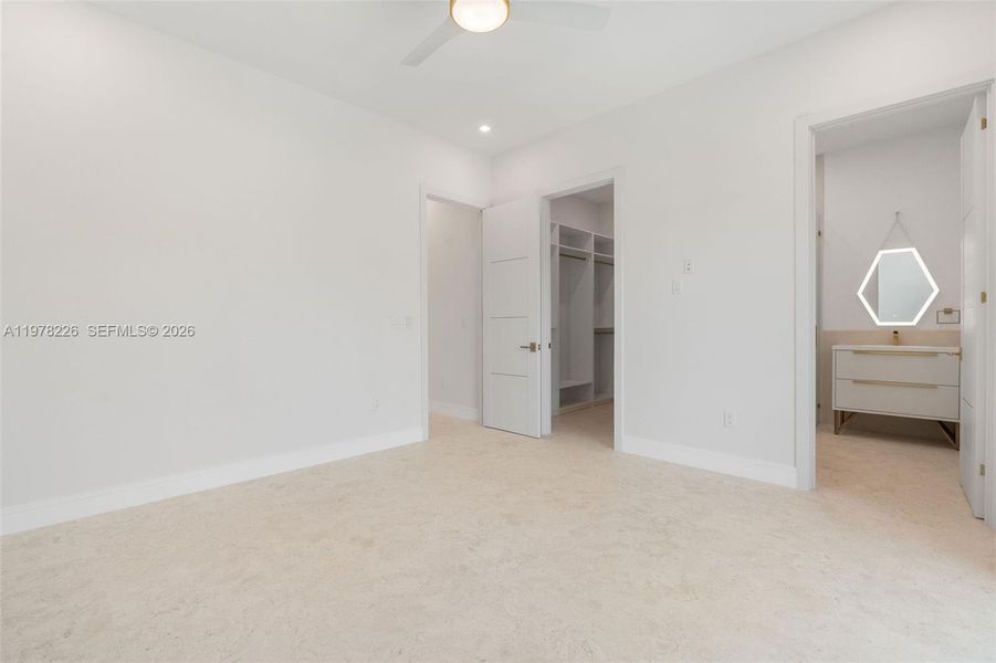 Spacious, unfurnished interior of a new home in , Islamorada, Village of Islands (Image 74).