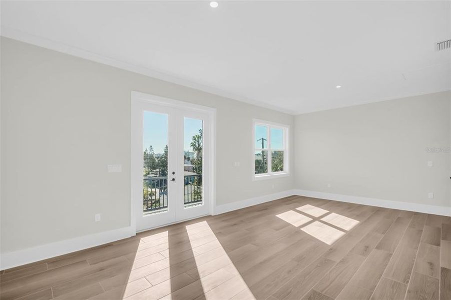 Spacious, unfurnished interior of a new home in , St. Petersburg (Image 50).