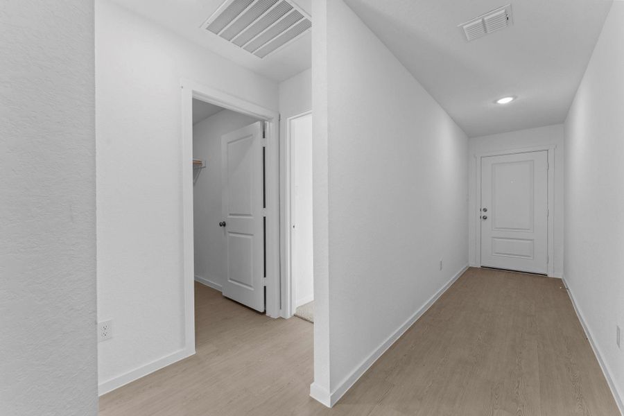 Spacious, unfurnished interior of a new home in Friendship Oaks, Fredericksburg (Image 22).