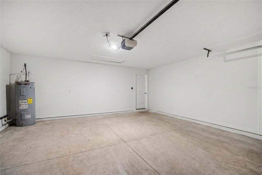 Spacious, unfurnished interior of a new home in , Ocala (Image 29).