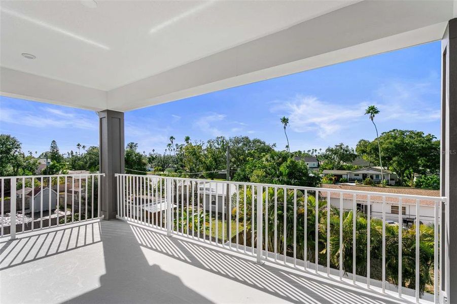 Exterior details and patio area of a home in , St. Petersburg (Image 23).