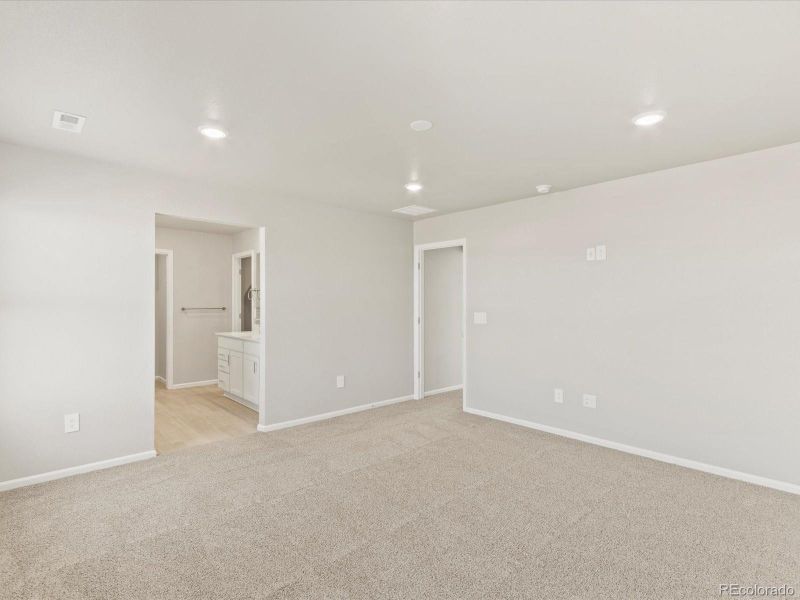 Spacious, unfurnished interior of a new home in Hidden Valley Farm, Severance (Image 15).