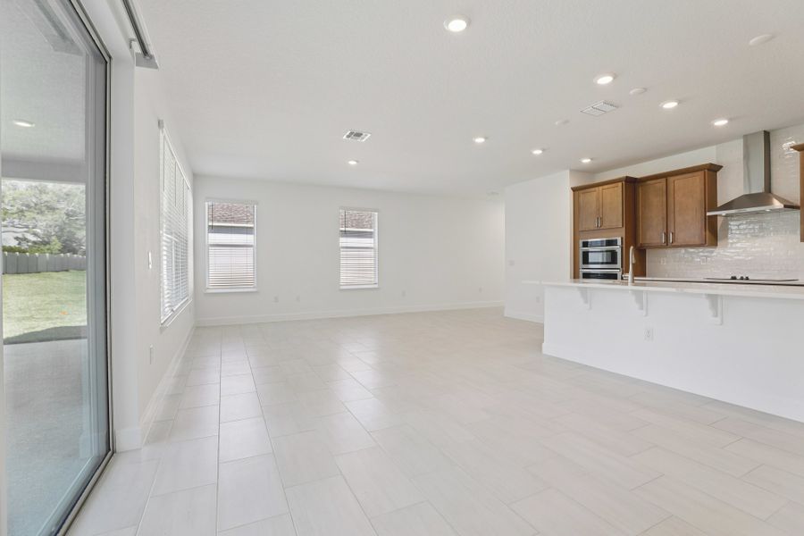 Spacious, unfurnished interior of a new home in Country Club Estates, Palm Bay (Image 6).