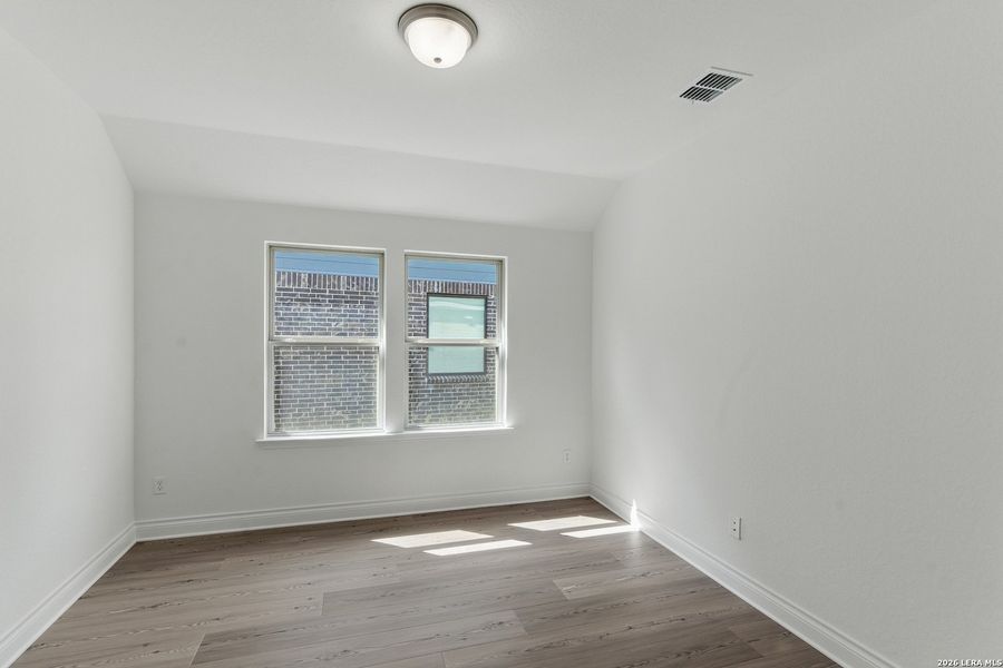 Spacious, unfurnished interior of a new home in Nopal Valley, San Antonio (Image 19).