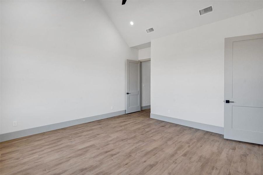 Spacious, unfurnished interior of a new home in , Tolar (Image 29).