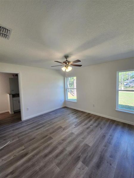 Spacious, unfurnished interior of a new home in , Dunnellon (Image 6).