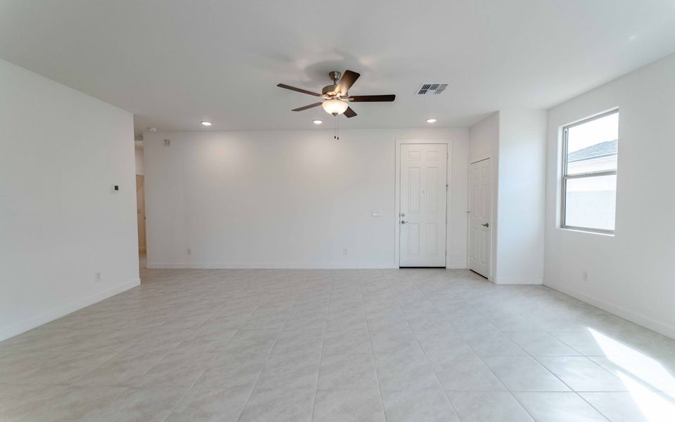 Spacious, unfurnished interior of a new home in Rancho Santa Rosa, Maricopa (Image 16).