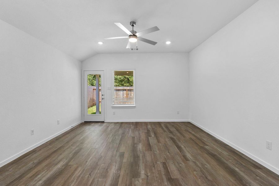 Spacious, unfurnished interior of a new home in Venetian Pines, Conroe (Image 14).