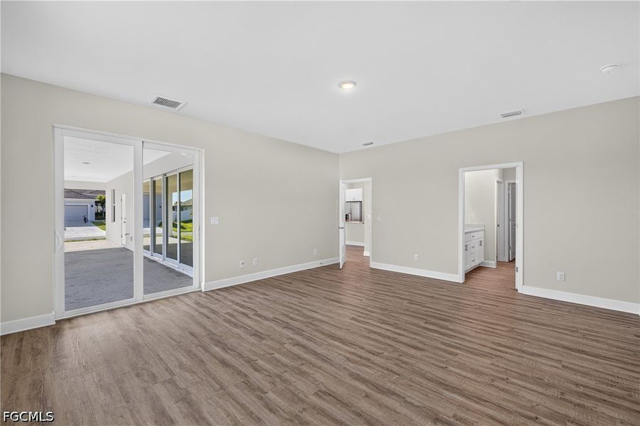 Spacious, unfurnished interior of a new home in Cape Coral, Cape Coral (Image 15).