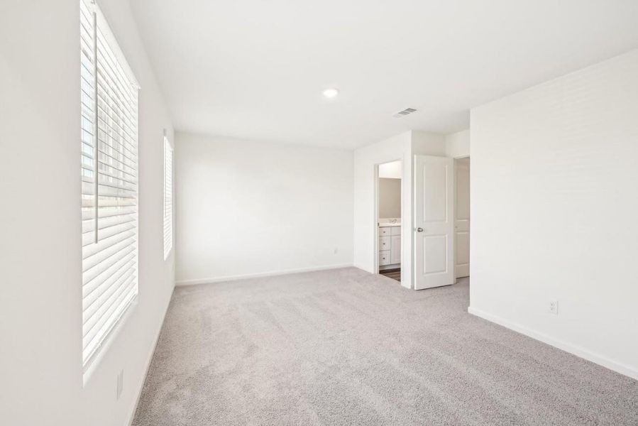 Spacious, unfurnished interior of a new home in Eagles Landing, Elgin (Image 12).