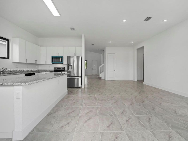 Spacious, unfurnished interior of a new home in , Homestead (Image 26).