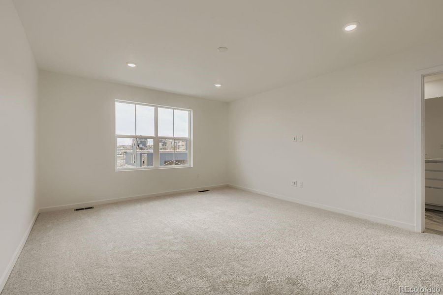 Spacious, unfurnished interior of a new home in Parterre, Thornton (Image 9).