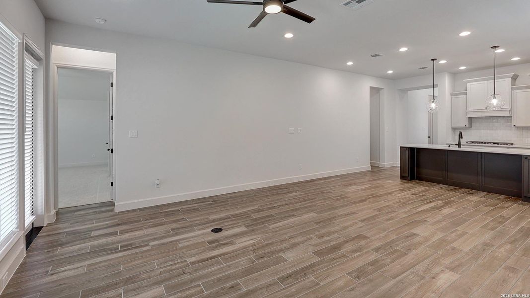Spacious, unfurnished interior of a new home in Esperanza, Boerne (Image 19).
