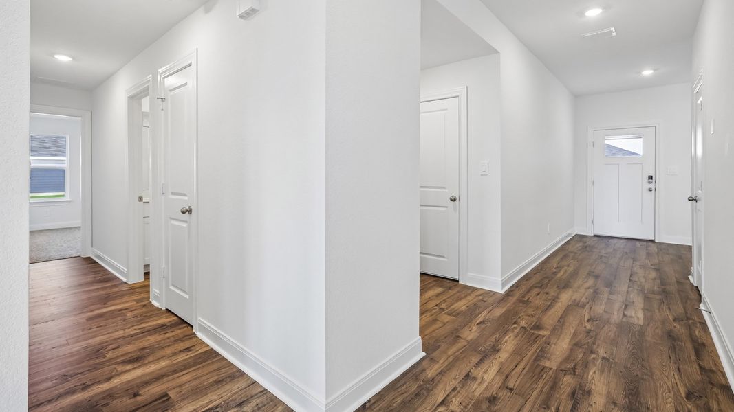 Spacious, unfurnished interior of a new home in Railhead, Cedar Creek (Image 17).