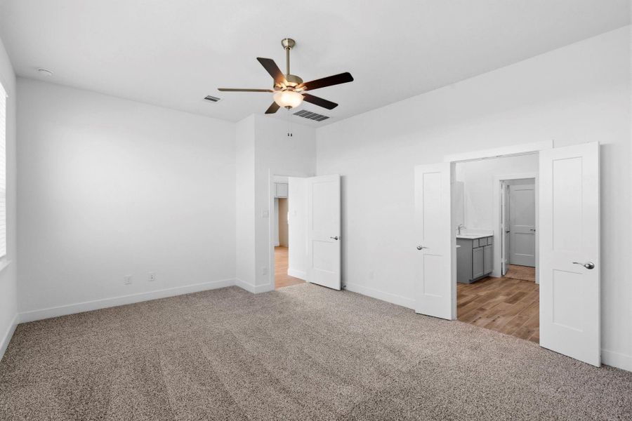 Spacious, unfurnished interior of a new home in Wildrye 45', Waller (Image 14).