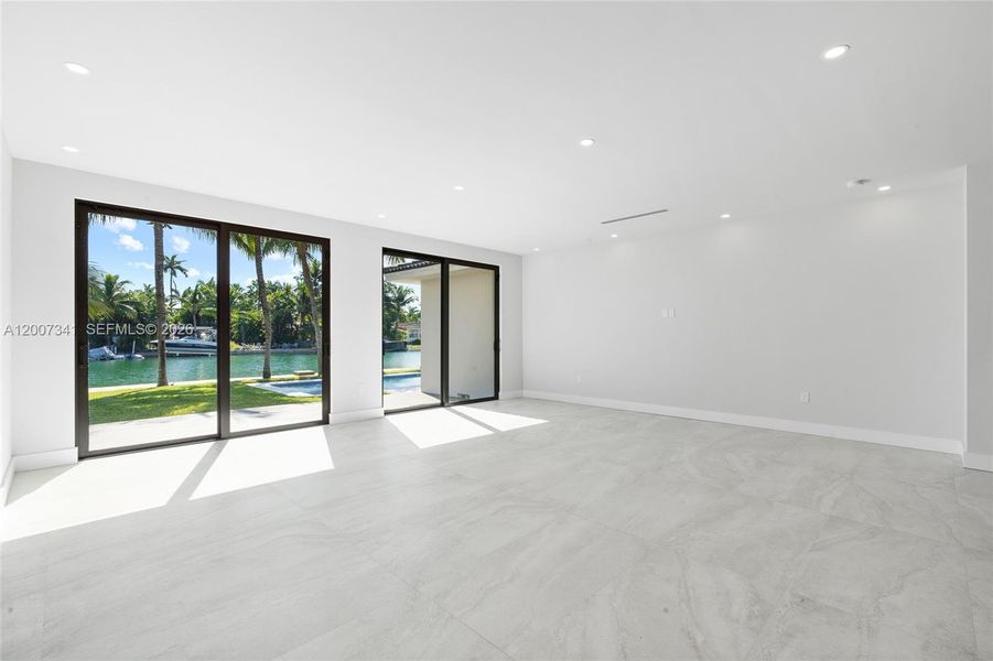 Spacious, unfurnished interior of a new home in , Miami Beach (Image 20).