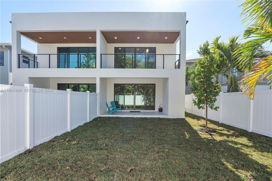 Exterior details and patio area of a home in , Fort Lauderdale (Image 36).