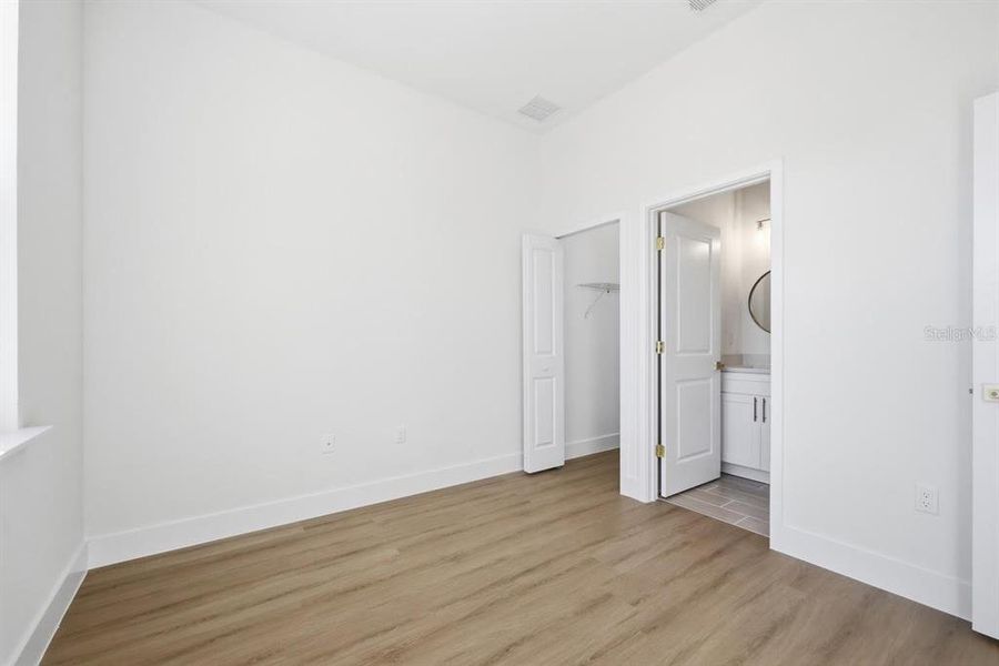 Spacious, unfurnished interior of a new home in , Ocala (Image 24).