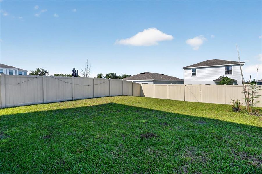 Exterior details and patio area of a home in , Haines City (Image 4).